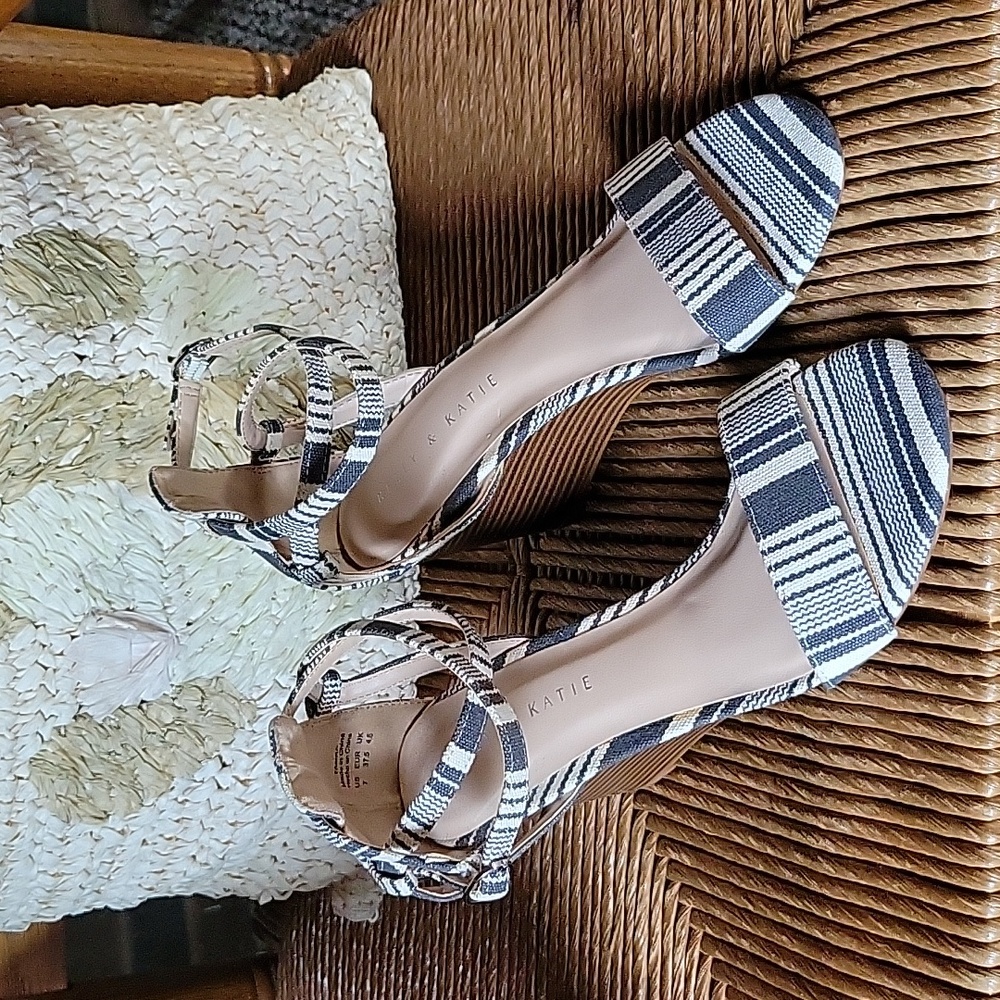 Kelly & Katie Tamra ankle strap wedge sandal, size 7